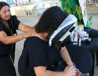 Uma massagem relaxante em plena praça no Conjunto Joaquim Leão