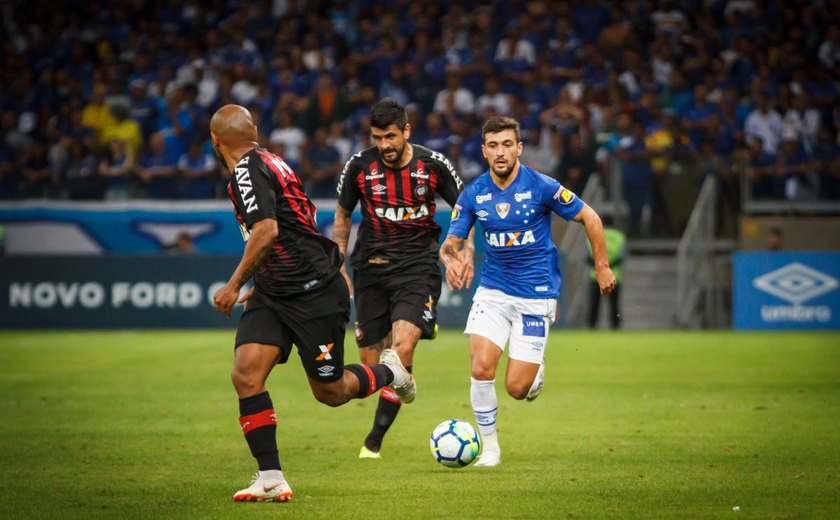 Cruzeiro empata com Atlético-PR e avança na Copa do Brasil