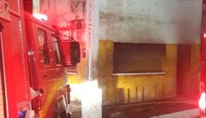 Incêndio deixa estabelecimento destruído