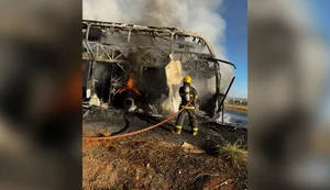 Ônibus com 65 passageiros pega fogo e interdita rodovia em MG