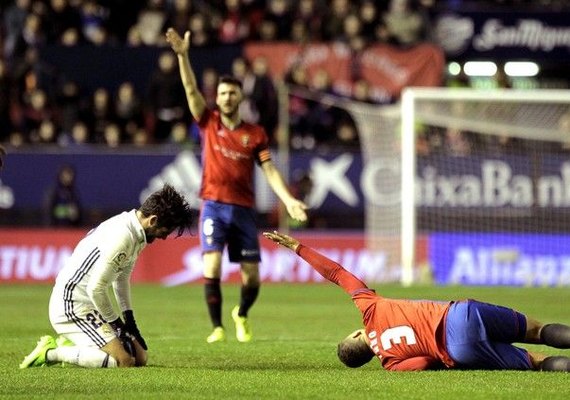 Depois de fratura chocante, jogador do Osasuna coloca parafuso na perna