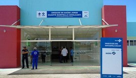 Homem com surto psicótico pula muro, chuta porta e invade unidade de saúde em Maceió