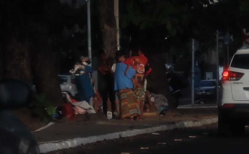 Famílias carentes vão às ruas em busca de solidariedade da população