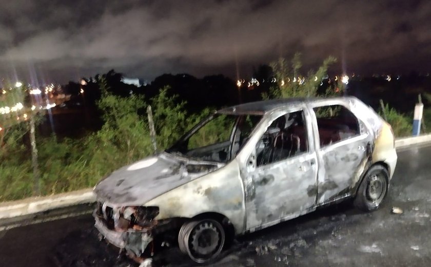 Carro fica completamente destruído após pegar fogo em Arapiraca