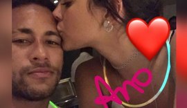 Neymar ganha beijo de feliz ano novo de Bruna Marquezine