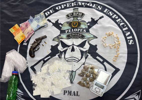 PM prende suspeitos e apreende drogas, arma e motocicleta