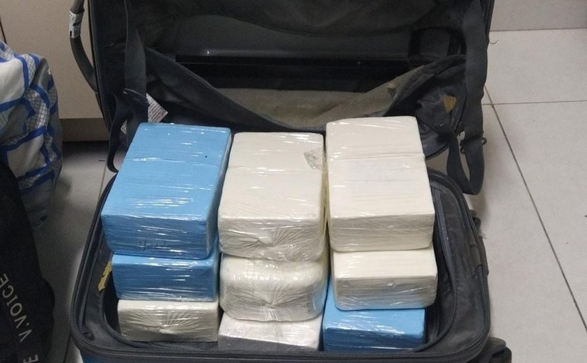 Cão da PM fareja mala com 11 kg de cocaína em ônibus de São Paulo na BR-101, em Alagoas