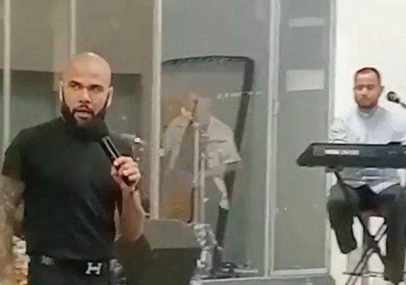 Ex-jogador Daniel Alves prega durante culto após acusação de estupro; assista o vídeo