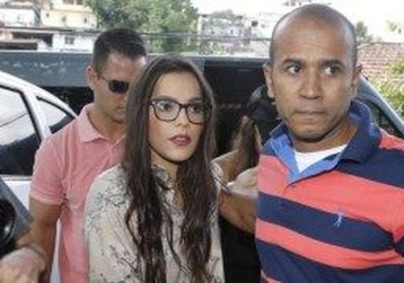 Emilly depõe sobre caso de agressão; fãs fazem protesto na delegacia
