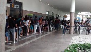 Familiares, amigos e fãs se despedem de Belchior durante velório em Fortaleza