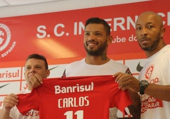 Apresentado no Internacional, Carlos traça meta de 22 gols para 2017