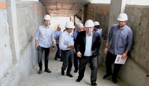 Luciano Barbosa visita obras do Hospital da Mulher, que deve ser entregue até abril