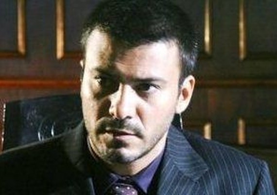 Galã da TV recebe ameaças de morte por ser gay