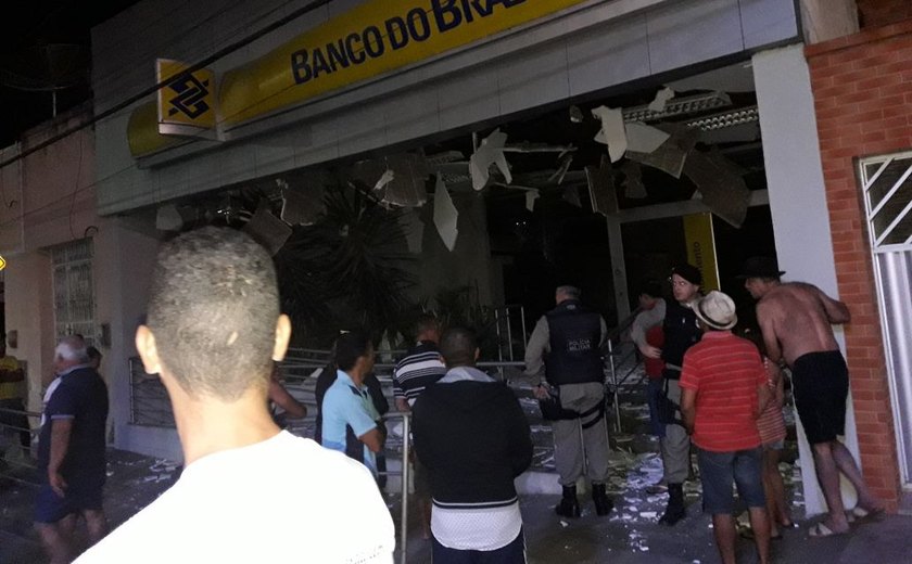Bandidos explodem e deixam agência bancária destruída em Paulo Jacinto