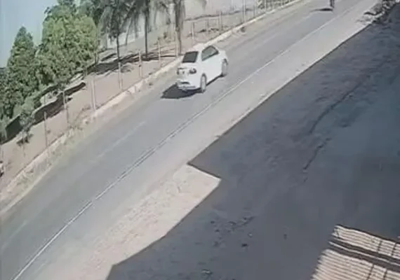 Homem morre após ser atingido por carro enquanto trafegava em ciclomotor na AL-110