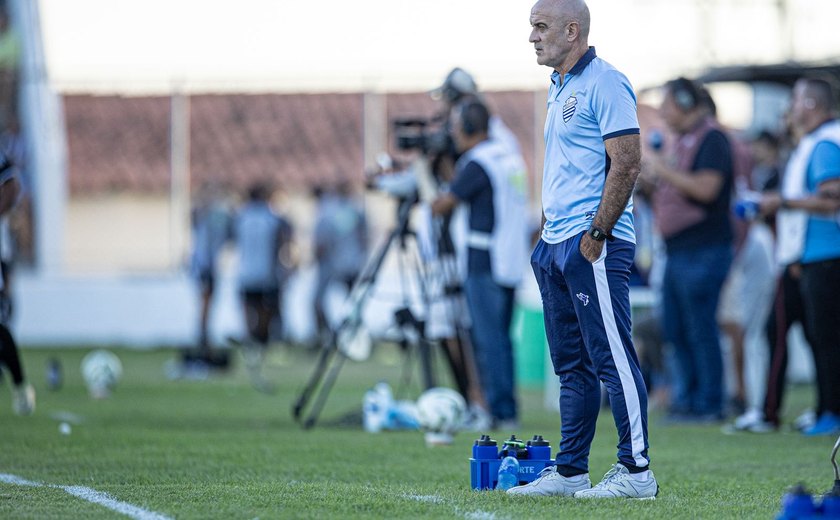 Técnico Itamar Schülle valoriza ponto conquistado em Arapiraca contra o ASA