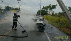Veículo pega fogo após colisão em poste; condutor é resgatado, mas morre em seguida