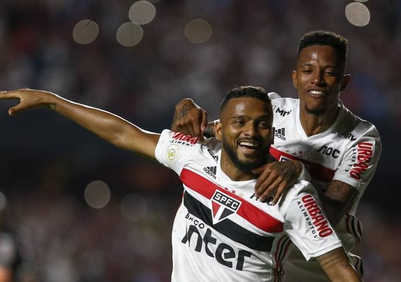 Com lance polêmico, São Paulo vence o Corinthians e cola no G4