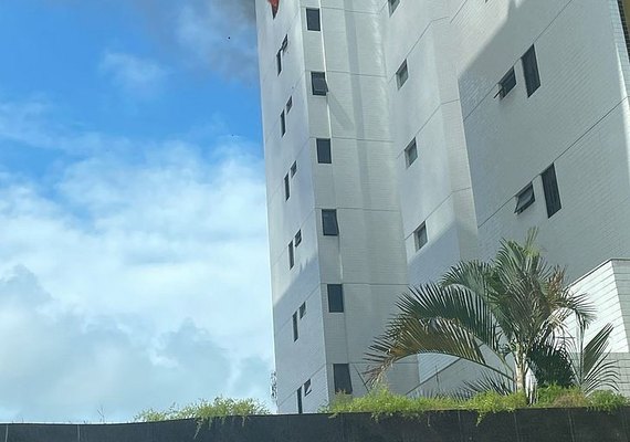 Incêndio em apartamento de prédio na Ponta Verde termina em perda total