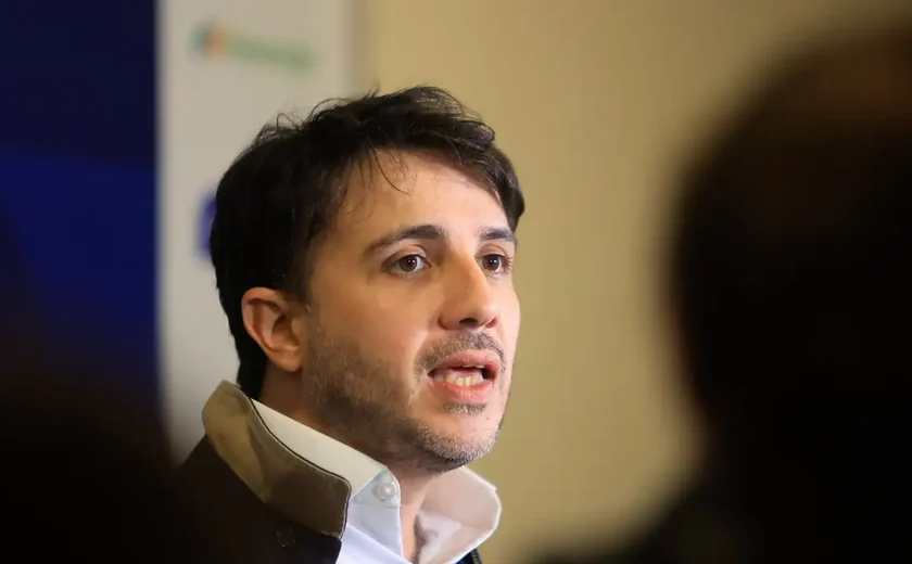 Renan Santos propõe cortes na Previdência e alterar pisos da saúde e educação