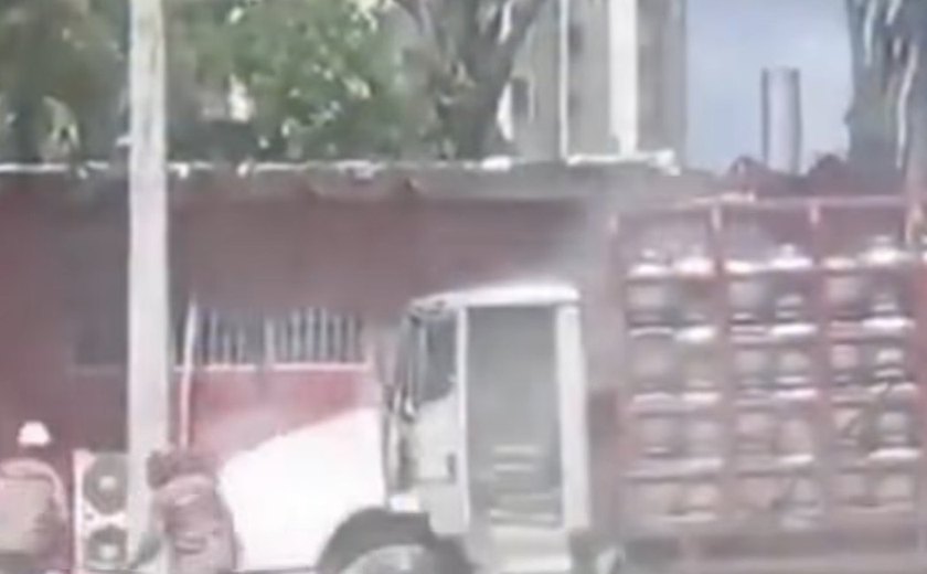 Caminhão carregado com botijões de gás pega fogo em avenida de Maceió