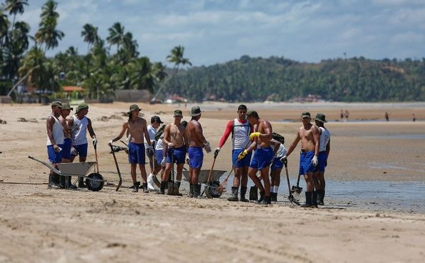 Praias de Alagoas já tiveram 533 toneladas de óleo e areia contaminada retiradas