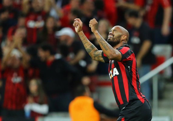 Atlético-PR bate o Flamengo na Arena e assume liderança do Grupo 4
