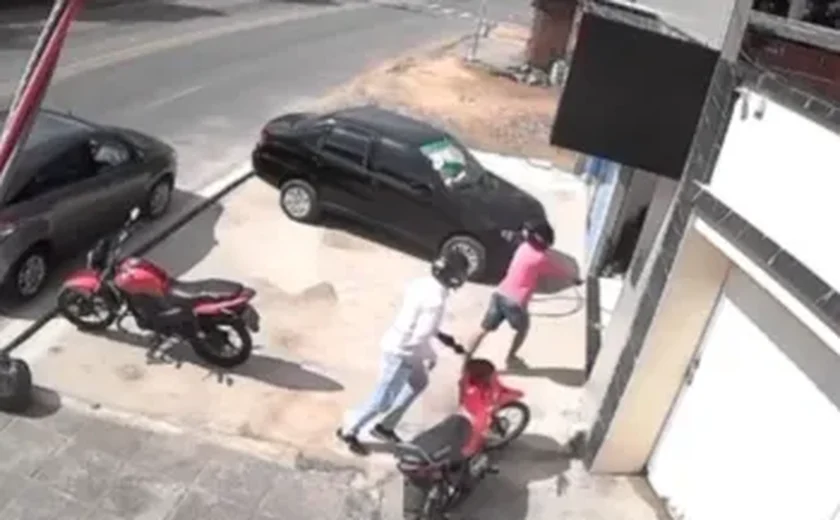 Dupla em motocicleta assalta loja recém-inaugurada no bairro Santa Amélia, em Maceió