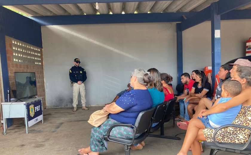 PRF realiza Cinema Rodoviário conscientizando sobre o combate à exploração sexual infantil