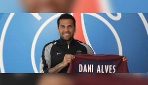 PSG anuncia a contratação de Daniel Alves