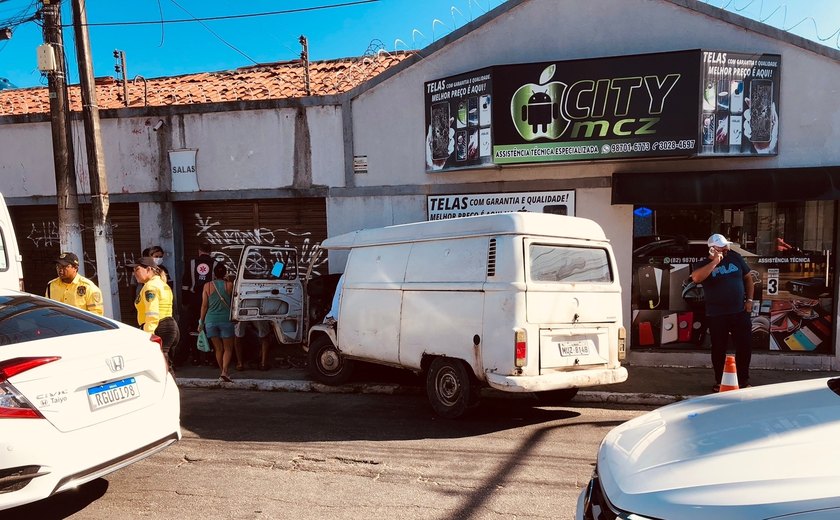 Condutor perde controle de Kombi e colide contra muro de estabelecimento em Jaraguá