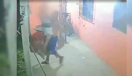 Câmera de segurança captura momento que homem invade casa de vizinha e tira ela à força nos braços