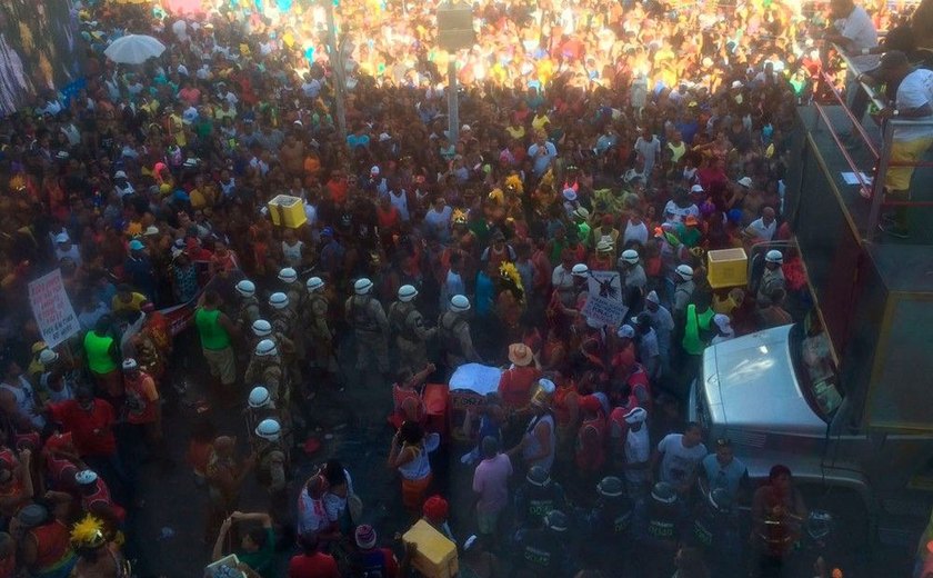 Foliões protestam contra Michel Temer no Carnaval pelo país