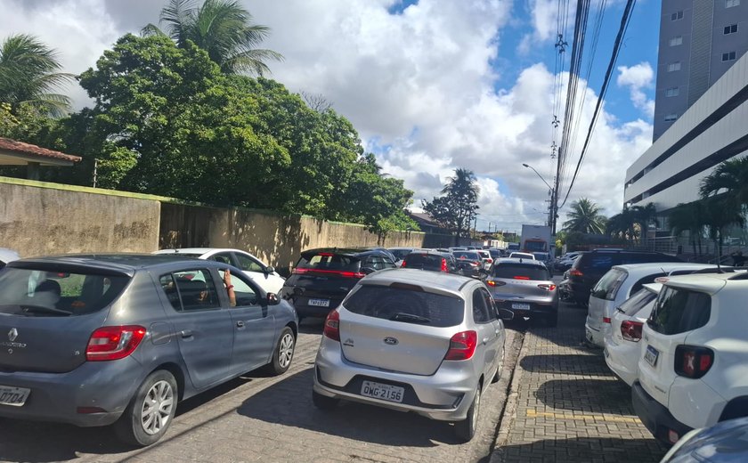 Estacionamento irregular trava acesso à Avenida Menino Marcelo e gera reclamações na Serraria