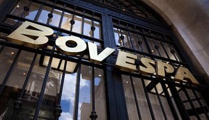 Bovespa recua tendo ações da Ambev como destaque negativo