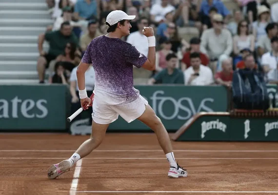 Brasileiro João Fonseca estreia com vitória no torneio de Roland Garros
