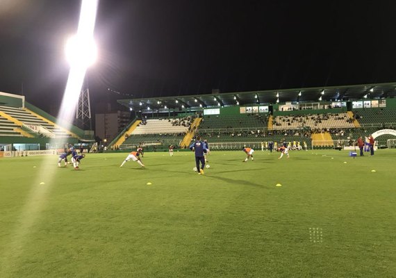 Chapecoense e Paraná empatam em confronto direto contra zona da degola