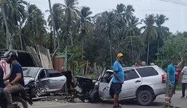 Colisão na AL-101 Norte deixa feridos presos às ferragens em Ipioca