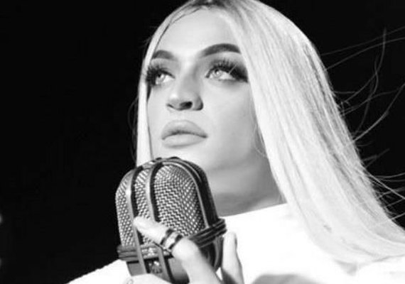 Pabllo Vittar dá tapa em segurança durante show para defender fã