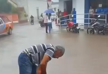 Rua no centro de Viçosa amanhece alagada após fortes chuvas