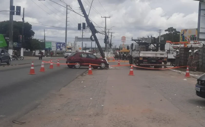 Carro de passeio colide em poste e deixa parte da Avenida Menino Marcelo sem energia elétrica