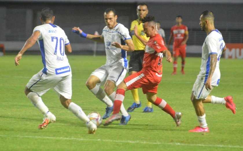 Galo vence Avaí e volta ao G4 da Série B