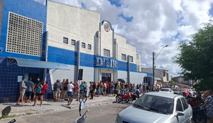 Eleitores chegam cedo e formam filas antes da abertura das urnas em Maceió
