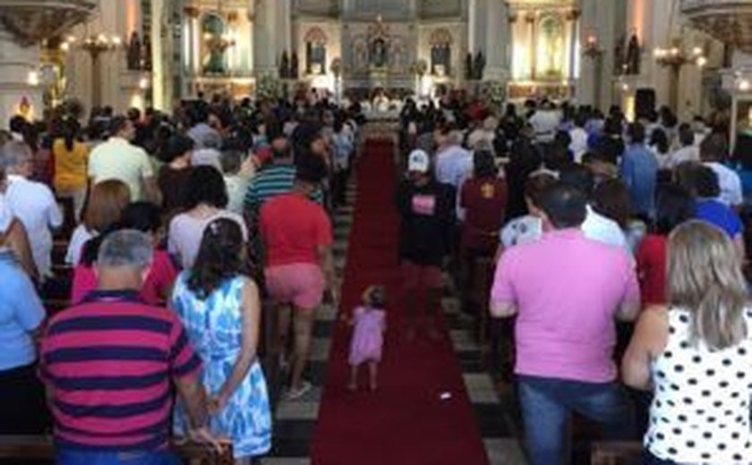 Fiéis lotam Catedral Metropolitana para celebrar o Dia da Padroeira