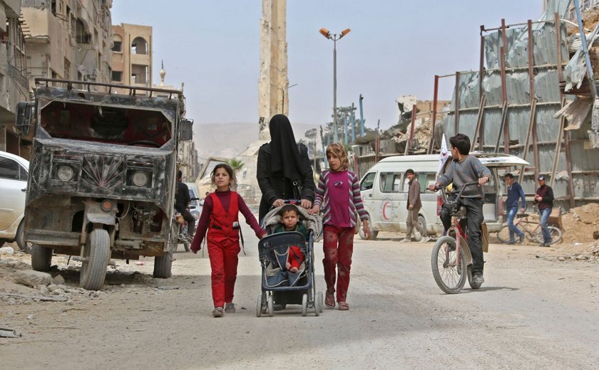 Moradores de Duma, na Síria, redescobrem sua cidade devastada