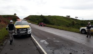 Condutor perde controle de carro e bate em outro veículo após invadir contramão