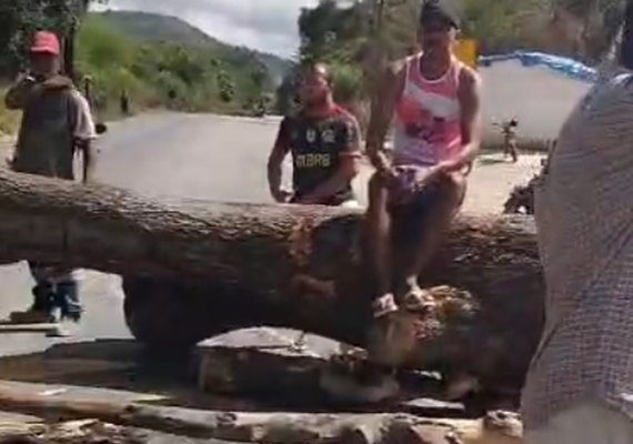 Indígenas da Wassú Cocal voltam a interditar BR-101, em Joaquim Gomes