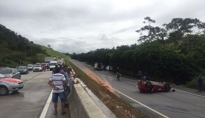 Carro capota na BR-101 e vítimas são resgatadas pelo Samu Alagoas