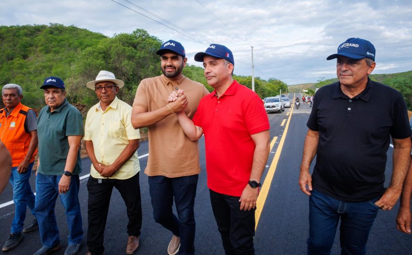 Governador inaugura trecho da AL-225 recuperado em 48 horas após fortes chuvas em Piranhas