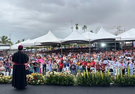 Católicos lotam estacionamento do Jaraguá no 42° Encontro de Pentencostes